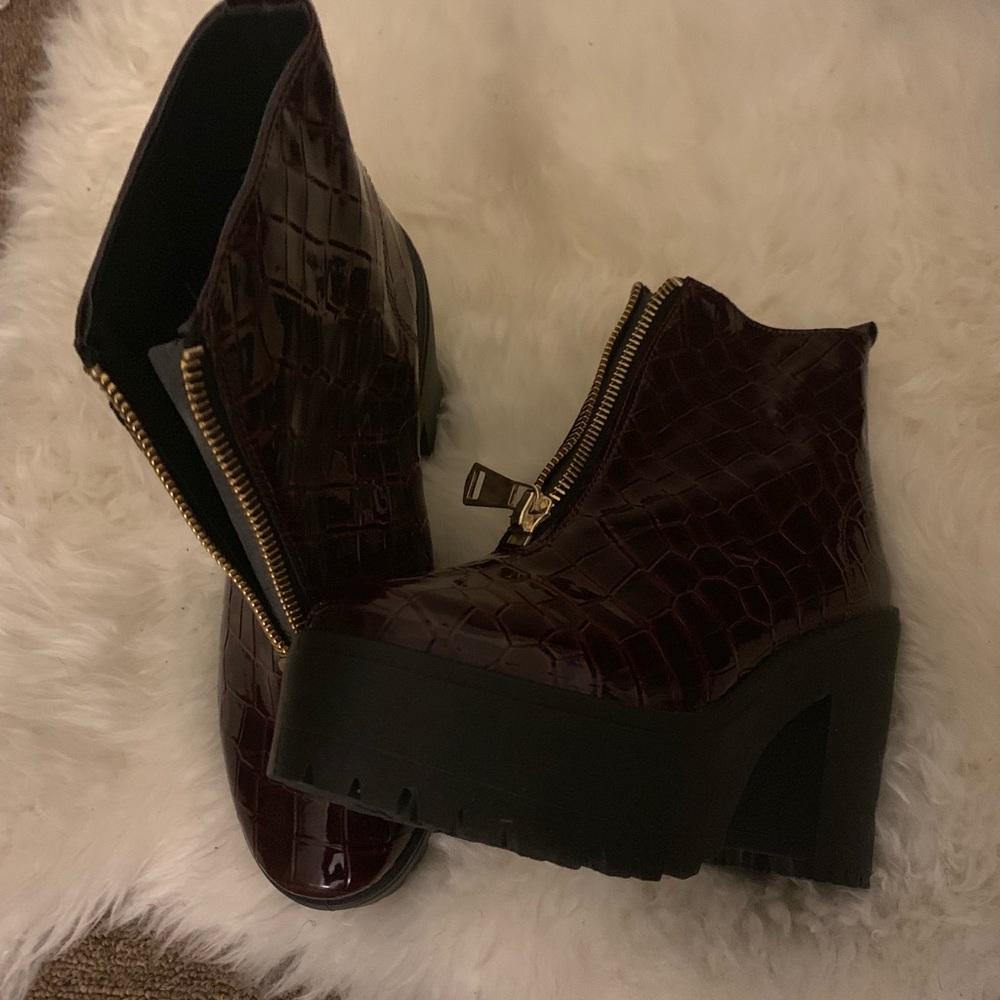 Bright heeled boots (Burgundy)